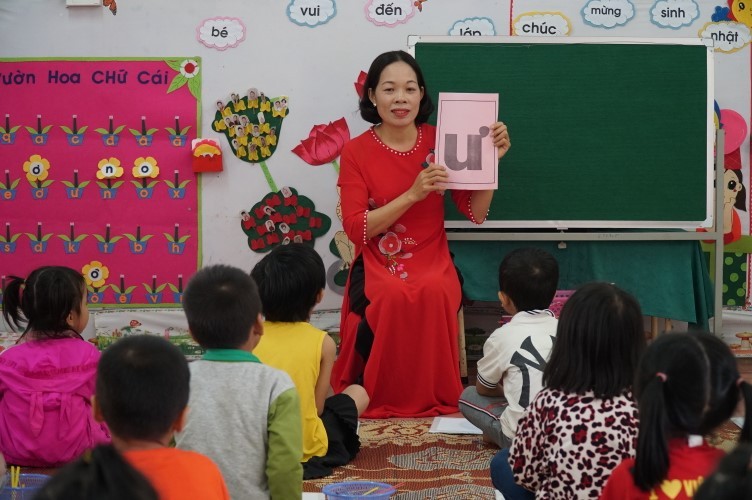 Giờ học nhận biết con số, chữ cái tại Trường Mầm non Yên Khê, huyện Con Cuông, Nghệ An.