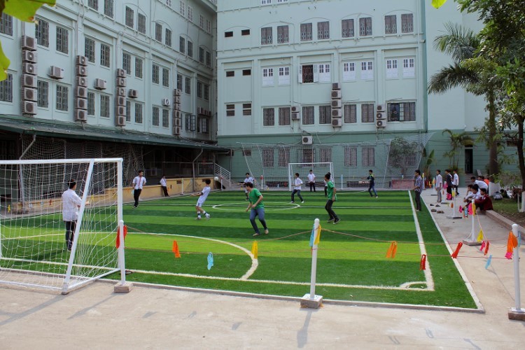 HS Trường Nguyễn Bỉnh Khiêm (Hà Nội) tập luyện môn bóng đá.