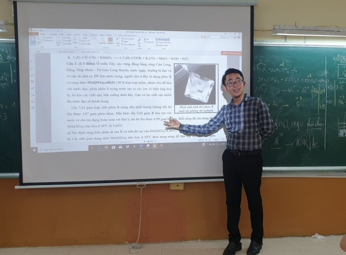 Thầy giáo Phạm Lê Thanh trong một tiết dạy Hóa. Ảnh: NVCC