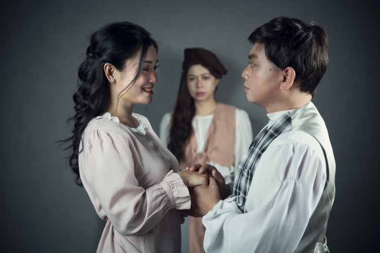 Nhân vật Cosette và Marius do nghệ sĩ  Đào Tố Loan và Đinh Như Tới thủ vai.