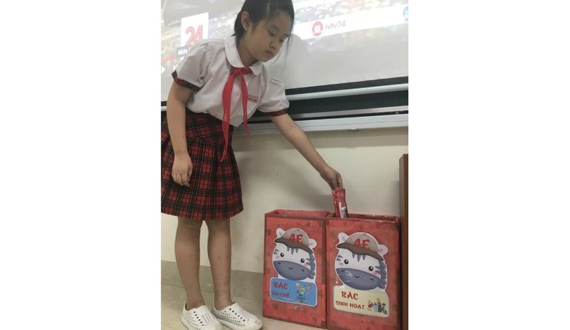 Học sinh Trường Tiểu học Tràng An được giáo dục nâng cao
ý thức bảo vệ môi trường qua phân loại rác.