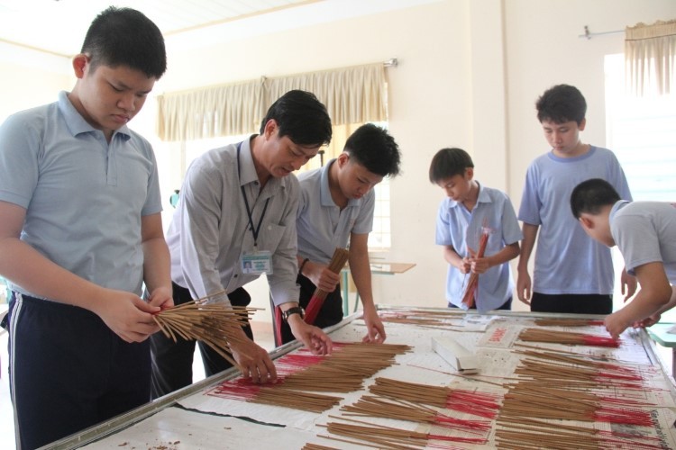 Thầy Nguyễn Duy Quy (thứ 2 bên trái) hướng dẫn học sinh Trường Chuyên biệt Tương lai làm hương.