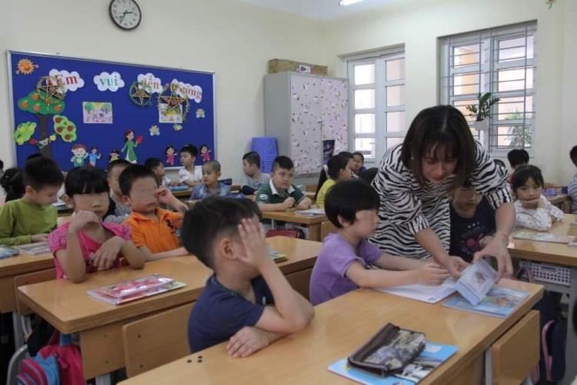 Giờ học của cô và trò lớp 1A1 Trường Tiểu học Hoàng Văn Thụ (quận Hoàng Mai, Hà Nội).