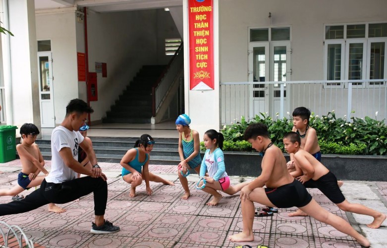 Học sinh Trường THCS Chu Văn An (quận Tây Hồ, Hà Nội) trong khóa học bơi lội.