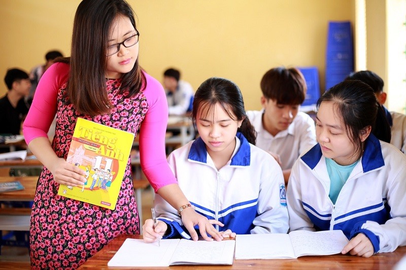 Cô Hà Ánh Phượng và học sinh Trường THPT Hương Cần (Phú Thọ).