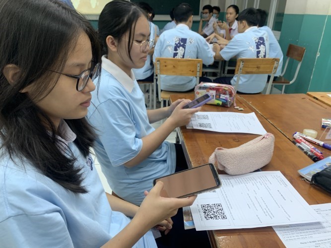 Học sinh Trường THCS Nguyễn Du (Quận 1 - TPHCM) học với điện thoại thông minh. Ảnh: Phan Nga