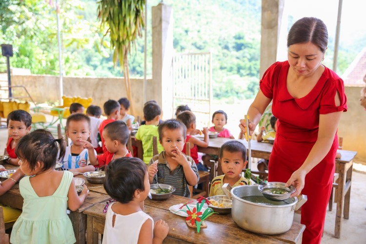 Bữa ăn của học sinh Trường Mầm non Mường Nọc huyện Quế Phong (Nghệ An). Ảnh: Hồ Lài