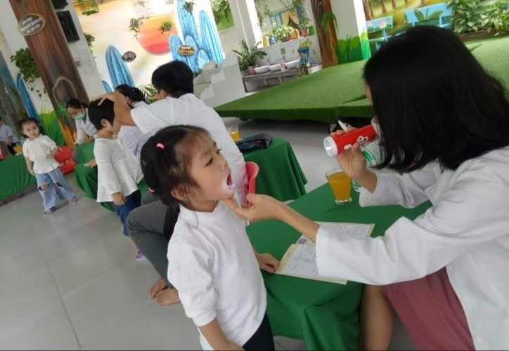 Các trường mầm non phối hợp với cơ quan y tế khám sức khỏe định kỳ cho trẻ. 