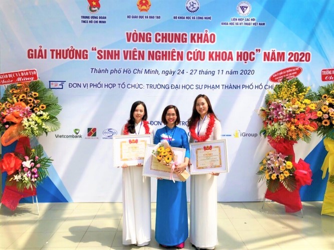 Khánh Linh (trái), cô Bùi Thị Loan và Khánh Chi tại lễ trao giải Sinh viên Nghiên cứu khoa học 2020. Ảnh: NVCC