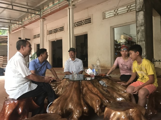 Thầy Lê Minh Huy cùng các đại diện đoàn thể đến trao đổi với gia đình học sinh. 