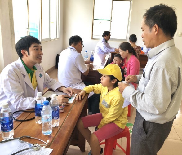 TS.BS Phạm Lê Duy thường xuyêntham gia các chương trình khám bệnh từ thiện cho người dân. Ảnh: NVCC