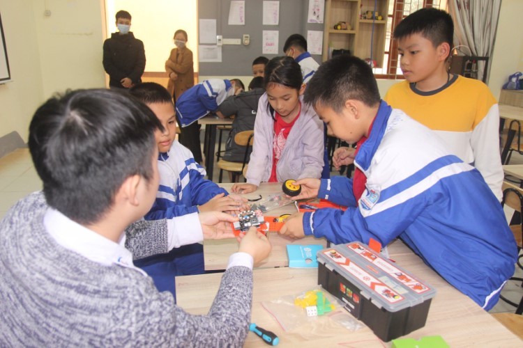 Học sinh Trường Tiểu học Hưng Dũng 2 (TP Vinh, Nghệ An) trong tiết học STEM.