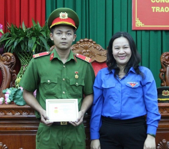 Thượng sĩ Lê Hoàng Khang nhận Huy hiệu Tuổi trẻ dũng cảm.