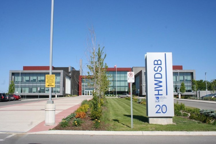 Hội đồng Trường Trung học công lập Hamilton-Wentworth, Canada.