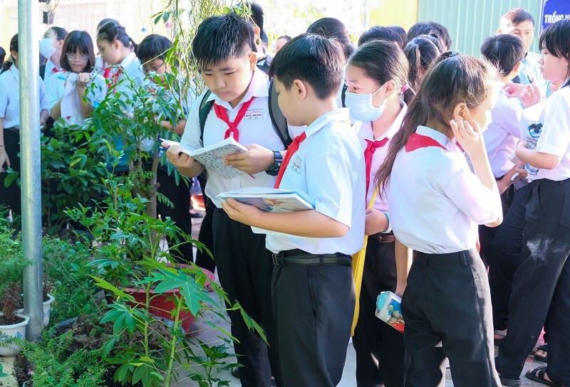 HS Trường THCS Đoàn Thị Điểm, quận Ninh Kiều (TP Cần Thơ) hào hứng trải nghiệm “Vườn sinh vật”.