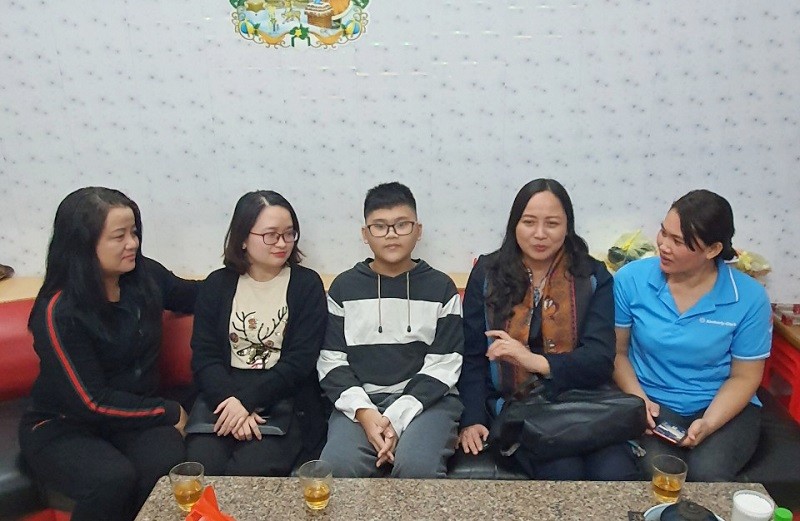 Ban giám hiệu Trường THCS Ngô Quyền thăm em Nguyễn Trần Quốc Thắng và gia đình.