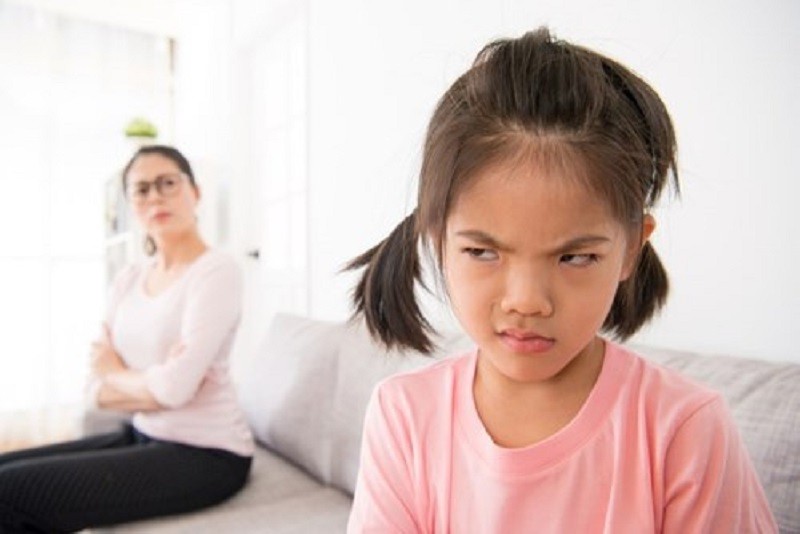 Cha mẹ không nên quát, mắng hay đánh con khi trẻ nói bậy. Ảnh minh họa.