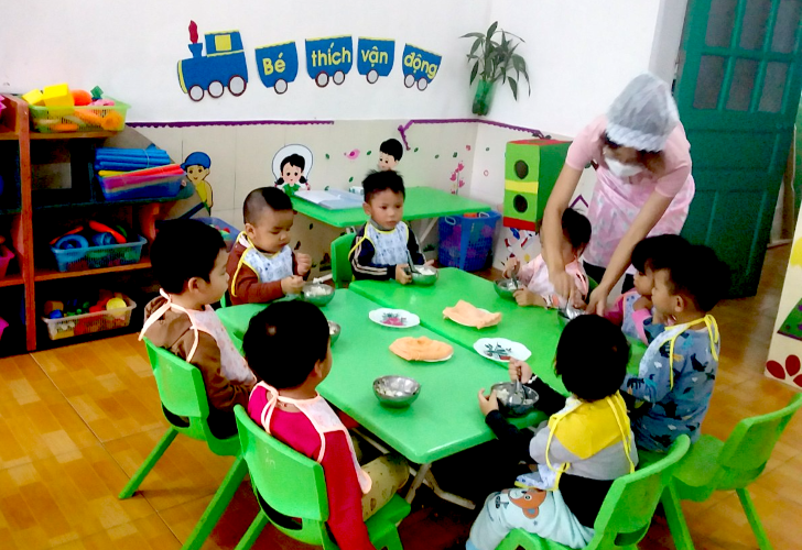 Chăm sóc bữa ăn của bé, Trường MN Hải Tân, huyện Hải Hậu. Ảnh: Hạ Vi