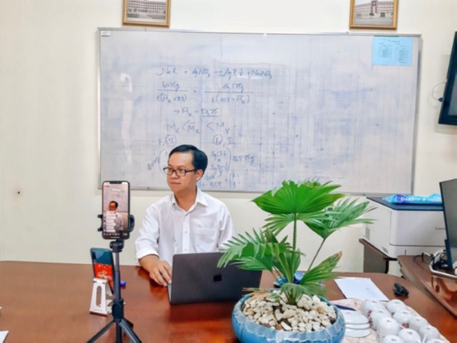 Thầy Trịnh Nguyễn Thi Bằng, Hiệu trưởng Trường THPT Trần Đại Nghĩa (TP Cần Thơ) đang dạy trực tuyến.