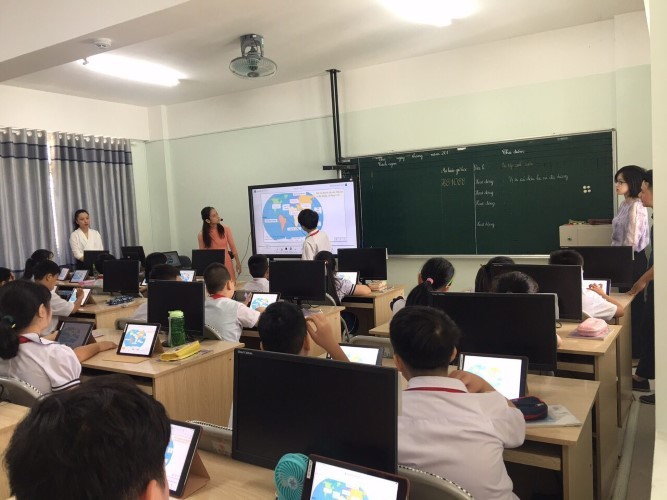 Tiết dạy Địa lý với mô hình Lớp học thông minh tại Trường Tiểu học Trần Cao Vân (quận Thanh Khê, TP Đà Nẵng). Ảnh: Ánh Ngọc