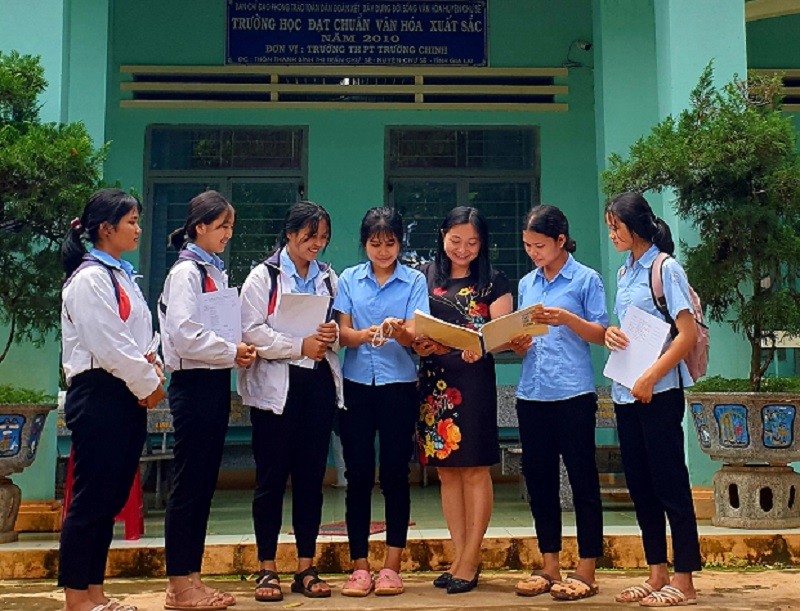 Cô Đinh Thị Phương Chi cùng các em học sinh Trường THPT Trường Chinh chia sẻ về dự án.