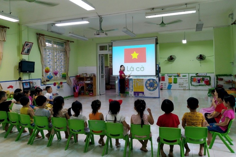 Cô Nguyễn Thị Ngọc Thủy ứng dụng phần mềm vào dạy HS.