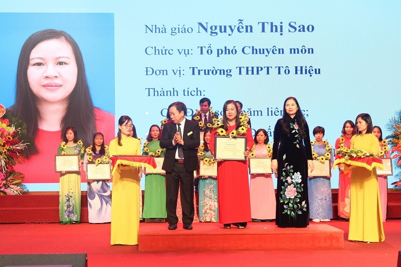 Cô Nguyễn Thị Sao được vinh danh Nhà giáo tâm huyết sáng tạo. Ảnh: TG