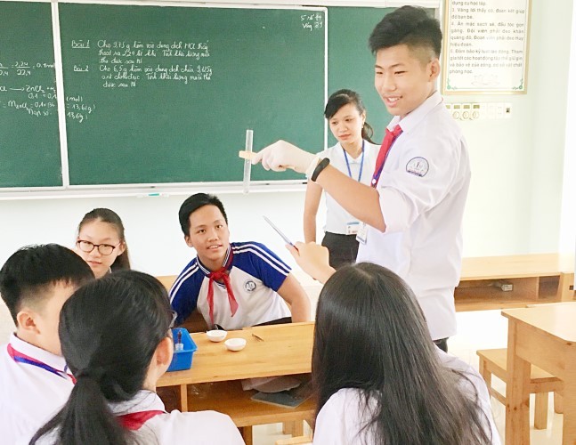 Trong giờ thực hành Hóa học tại Trường THCS Chu Văn An (TP Cẩm Phả, Quảng Ninh). 	Ảnh: IT 