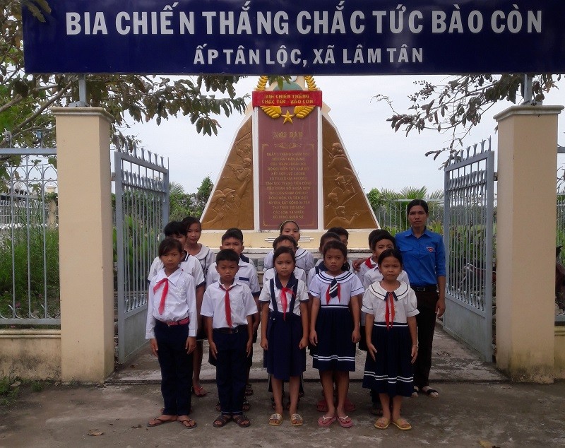 Cô Thạch Thị Bút Pha cùng HS thăm khu di tích lịch sử.