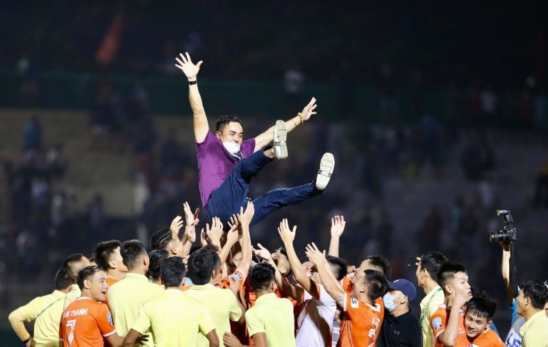 HLV Nguyễn Đức Thắng được cả đội Bình Định tung hô sau khi giành quyền lên V-League 2021. Ảnh: Theo báo Tuổi trẻ