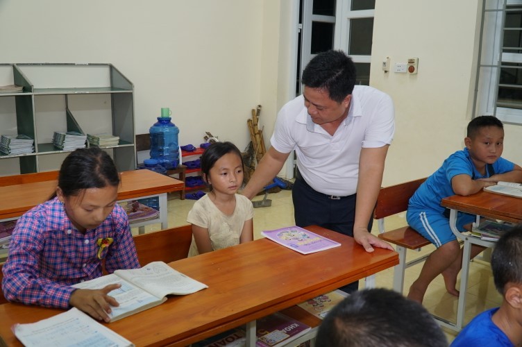 Lớp học phụ đạo buổi đêm tại Trường Tiểu học Mai Sơn (Tương Dương, Nghệ An). Ảnh: H.Lài
