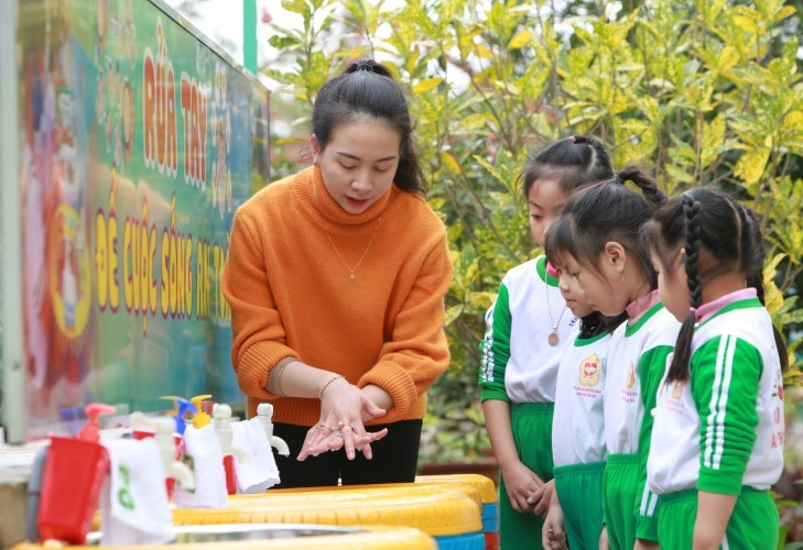 Giáo viên Trường Mầm non Bảo Ninh hướng dẫn học sinh rửa tay bằng xà phòng.