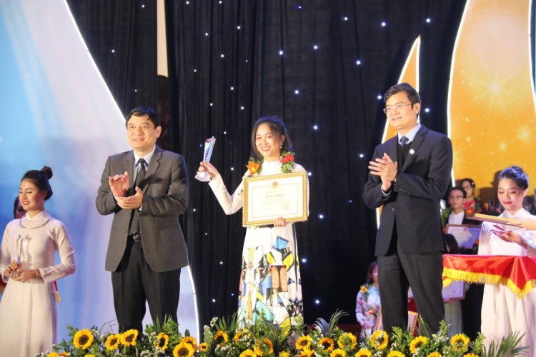 Anh Bùi Quang Huy (bên phải) trao danh hiệu “Sinh viên 5 tốt” cấp Trung ương năm 2020 cho các bạn sinh viên.
