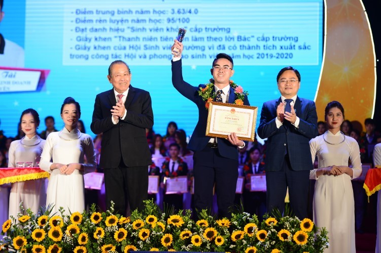 Lương Minh Đức nhận giải thưởng Sinh viên 5 tốt cấp Trung ương năm 2020.