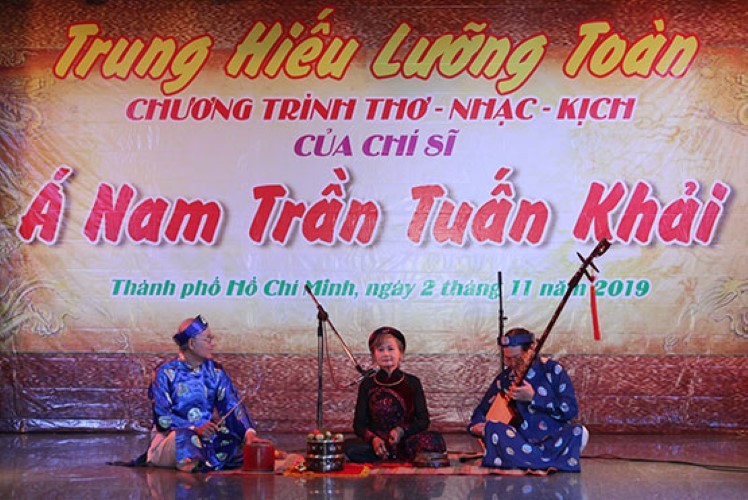Một tiết mục ca trù do nghệ sĩ Thục An biểu diễn tại chương trình biểu diễn thơ, nhạc kịch của Á Nam Trần Tuấn Khải ở TPHCM. Ảnh minh họa (Nguồn IT)