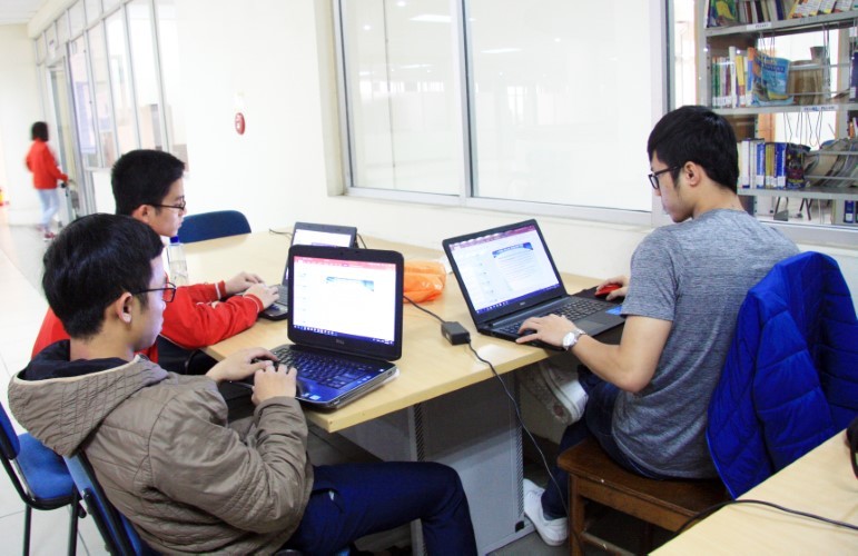 SV Trường Đại học Bách khoa trao đổi kiến thức về CNTT trong thư viện. Ảnh: Thiên Thanh