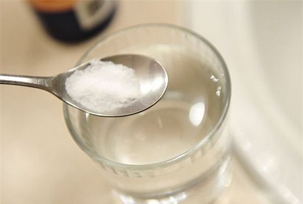 Nước muối có công dụng làm mờ sẹo và loại bỏ chất nhờn trên da mặt.