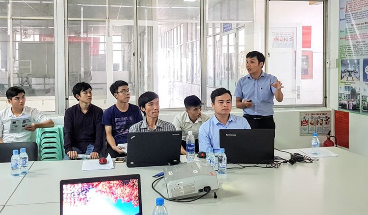 TS Nguyễn Ngọc Sơn (đứng) thuộc nhóm NCM của Trường ĐH Công nghiệp TPHCM đang thảo luận đề tài. Ảnh: TG
