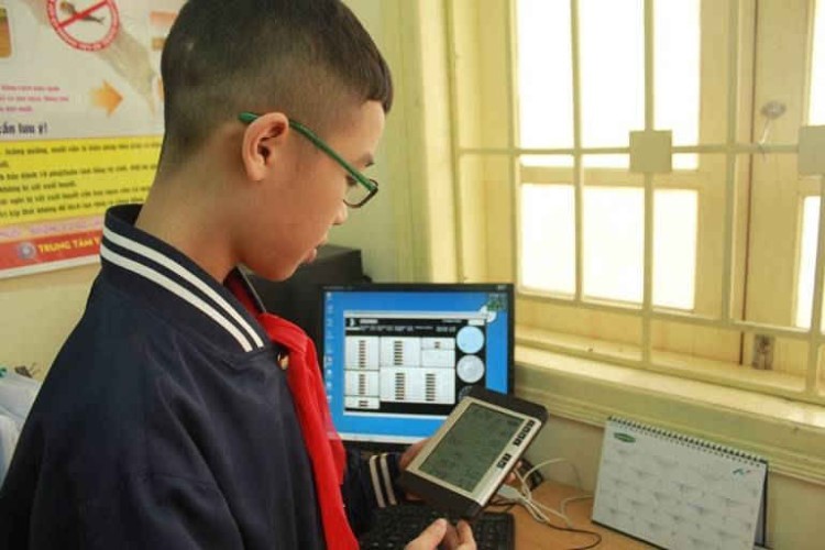Học sinh Trường THCS Bế Văn Đàn theo dõi thông tin thời tiết qua thiết bị điện tử tại trường.