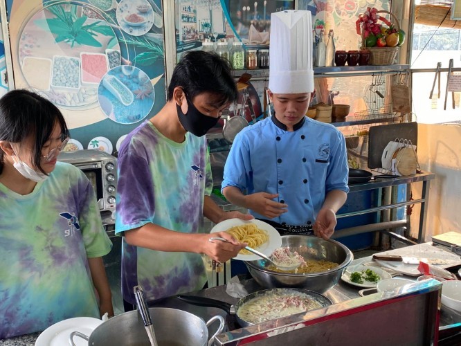 Học sinh khối 9 Trường THCS Minh Đức, Quận 1 trải nghiệm hướng nghiệp với nghề đầu bếp. Ảnh: NTCC