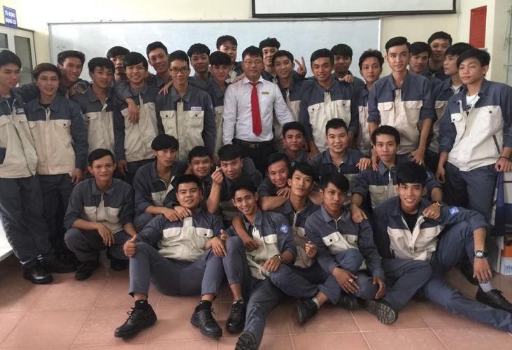Giảng viên Hà Quốc Trung cùng các học viên Trường Cao đẳng Kỹ thuật Công nghệ tỉnh Bà Rịa – Vũng Tàu. Ảnh: NVCC.