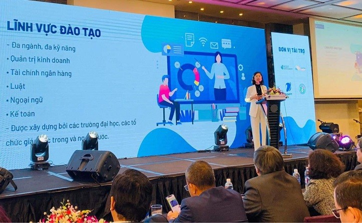 TS Phan Thị Ngọc Thanh- Giám đốc Trung tâm Đào tạo từ xa - Trường ĐH Mở TPHCM giới thiệu về VMOOCs.