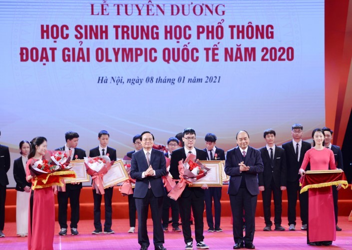 Thủ tướng Nguyễn Xuân Phúc và Bộ trưởng Bộ GD&ĐT Phùng Xuân Nhạ trao Huân chương Lao động cho các học sinh đoạt giải cao trong các kỳ thi Olympic quốc tế năm 2020. Ảnh: Thế Đại