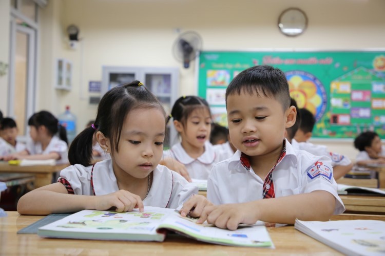 Học sinh lớp 1 Trường TH Thăng Long (Hoàn Kiếm, Hà Nội) học bằng bộ SGK mới. Ảnh: Thế Đại 