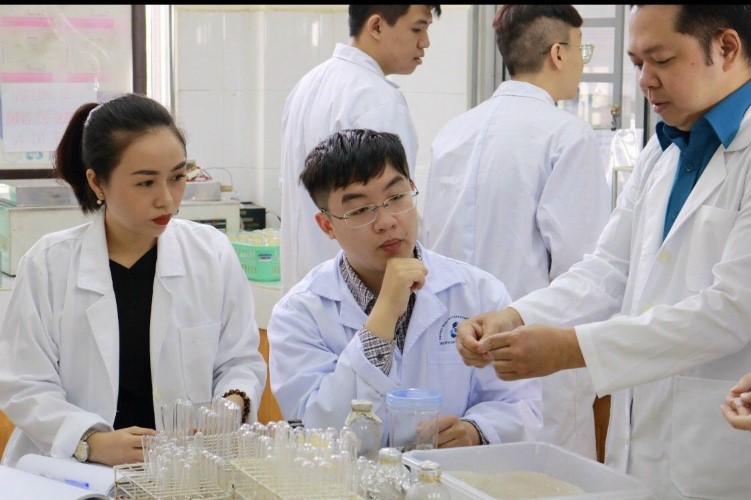PGS.TS Nguyễn Đình Quân (bên phải) cùng với sinh viên đang thực nghiên cứu tại phòng thí nghiệm. Ảnh: NVCC