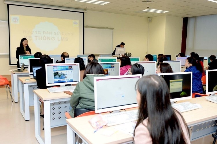 Giảng viên Trường Đại học Kinh tế Quốc dân dạy học trực tuyến. Ảnh: Vân Anh