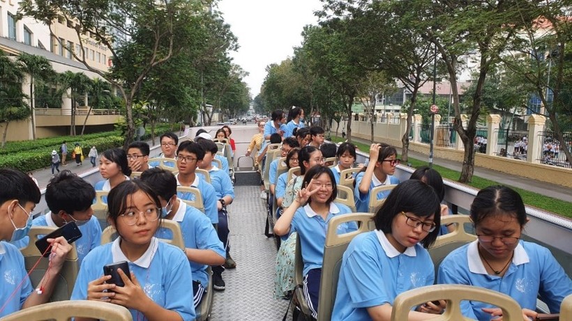 Học sinh Trường THCS Minh Đức, Quận 1 trải nghiệm xe buýt mui trần 2 tầng để học tập liên môn. Ảnh: NTCC