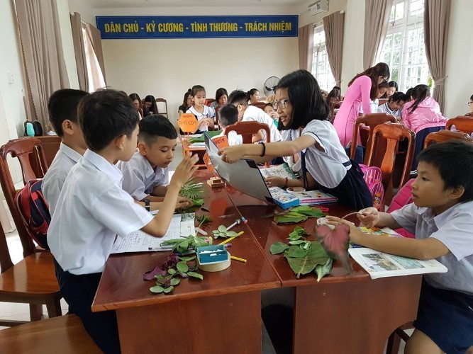 HS Trường Tiểu học Võ Thị Sáu (quận Hải Châu, TP Đà Nẵng) học giờ Tự nhiên – Xã hội theo phương pháp Bàn tay nặn bột. Ảnh: TG