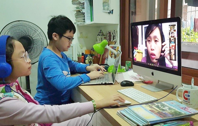 Học sinh Trường TH Quang Trung (Hoàn Kiếm, Hà Nội) học tại do cô Nguyễn Thanh Xuân – GVCN lớp 3G dạy trực tuyến. Ảnh: NTCC