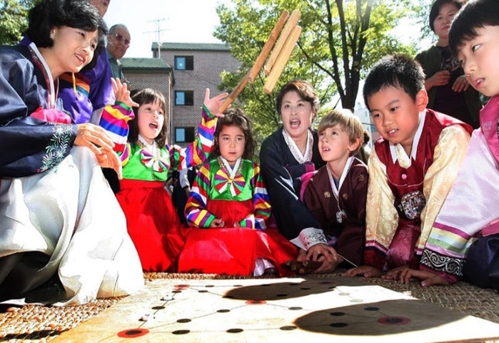 Trẻ em Hàn Quốc mặc Hanbok và tham gia trò chơi truyền thống vào dịp Tết.